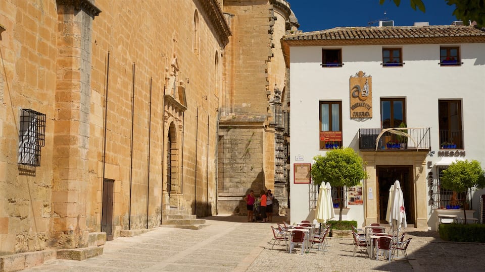 Church of Santa Maria la Mayor which includes a small town or village, heritage elements and a square or plaza