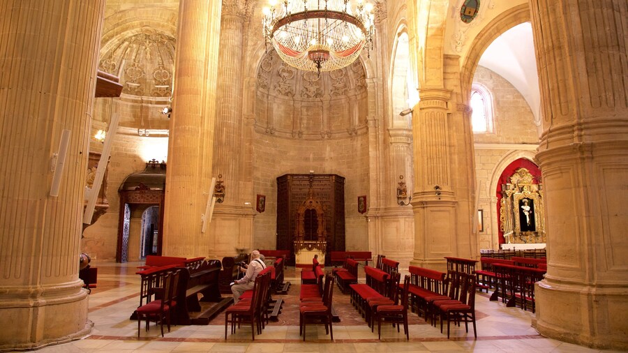 聖塔馬利亞市教堂 设有 內部景觀, 宗教元素 和 教堂或大教堂