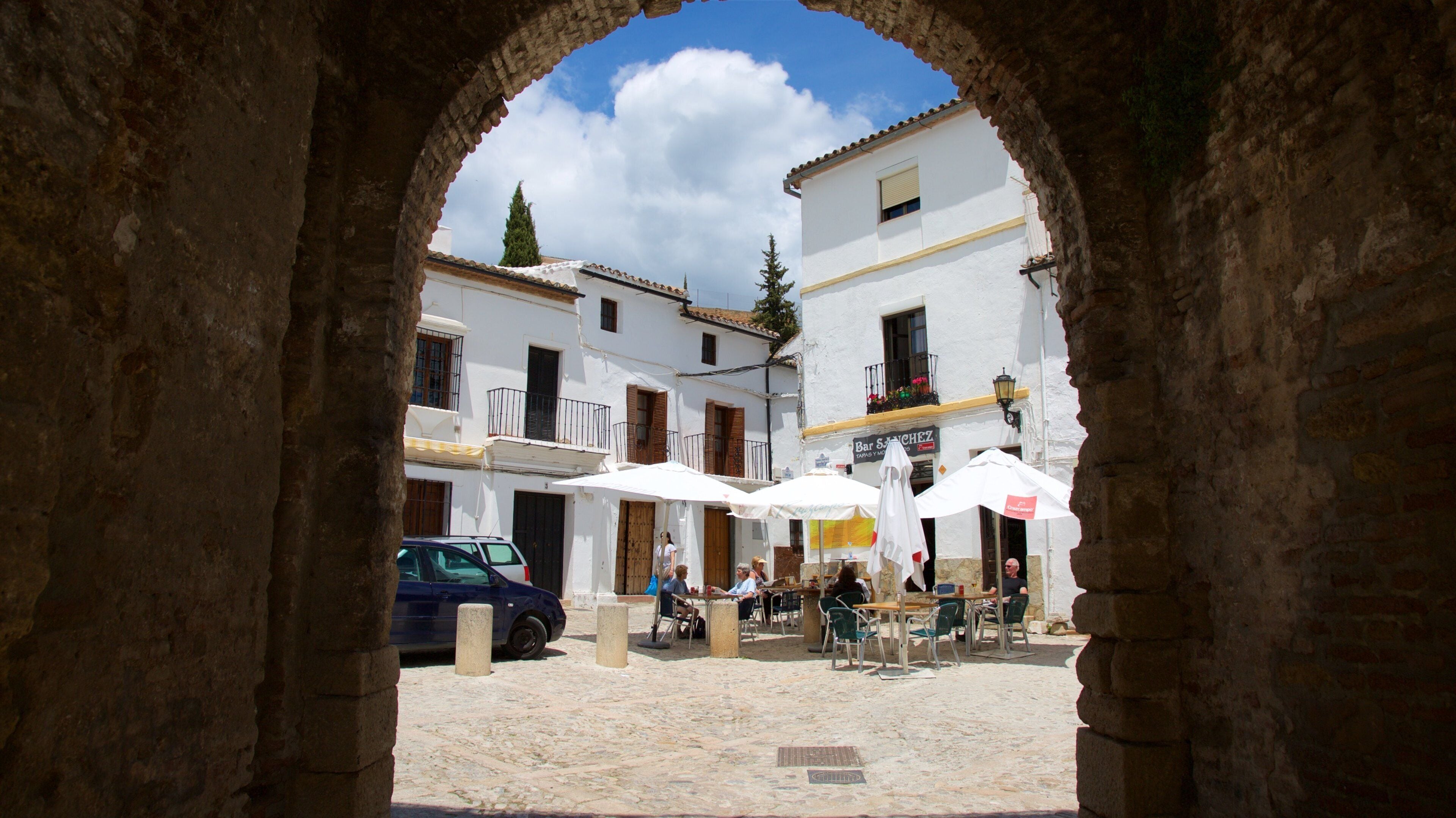 Puerta de Almocábar som viser torg eller plass