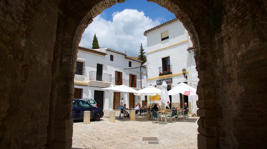 Puerta de Almocábar som viser torg eller plass