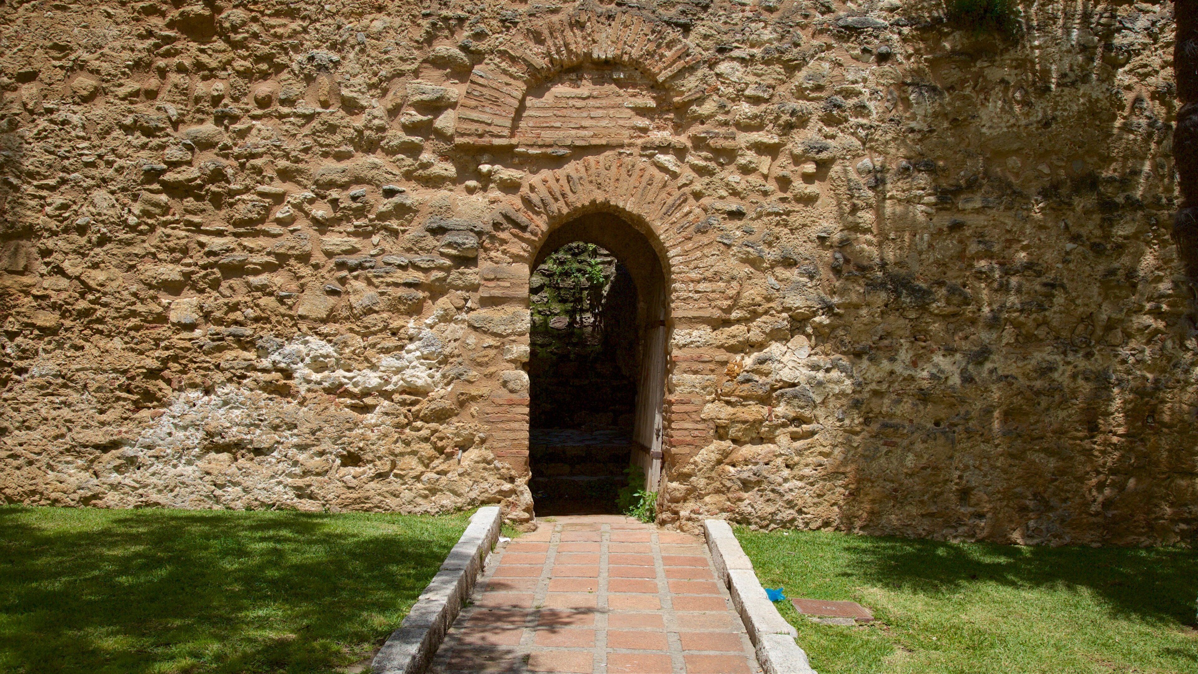 Puerta de Almocábar fasiliteter samt kulturarv