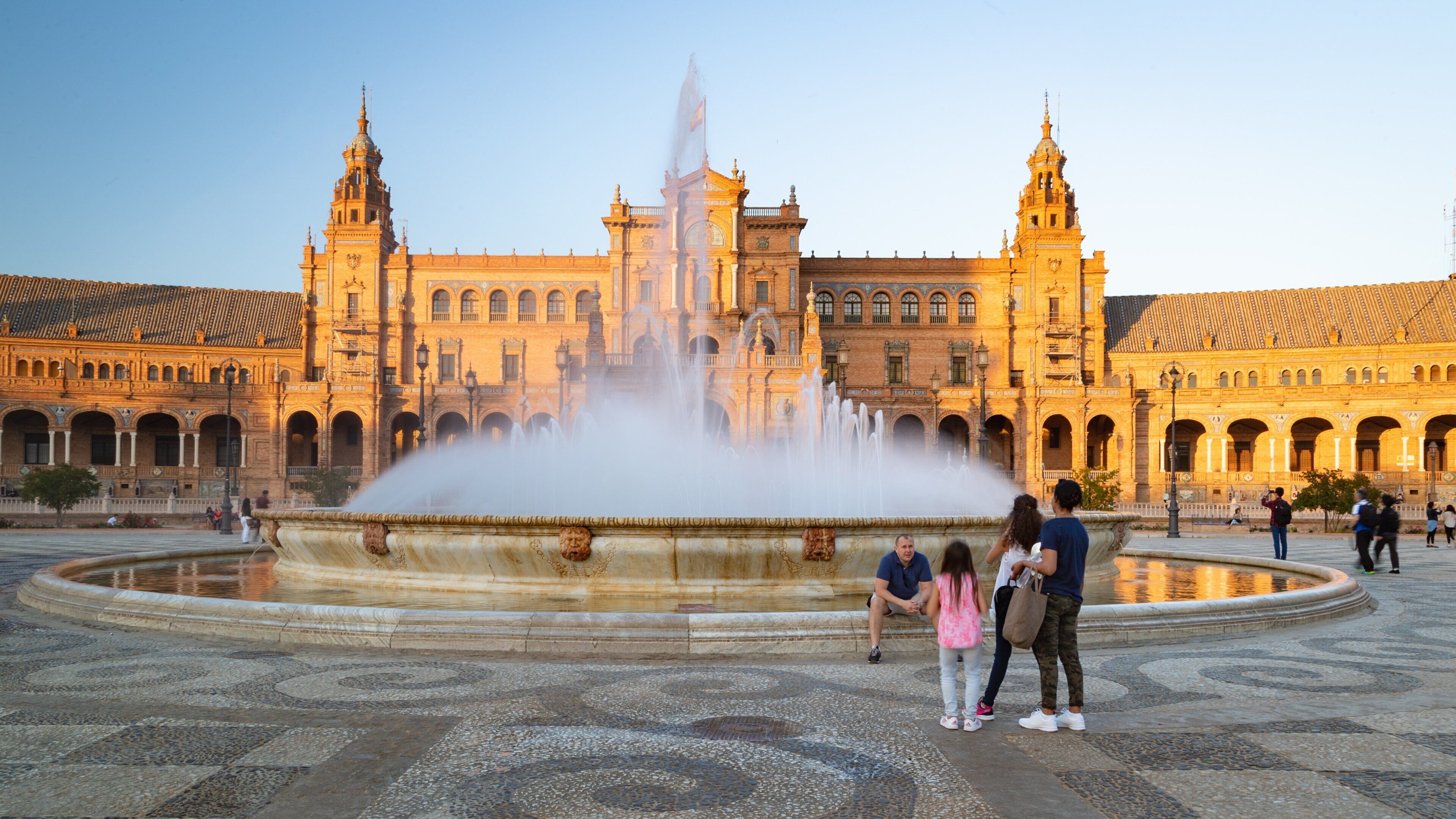 Plaza de Espana showing heritage architecture and a fountain as well as a family