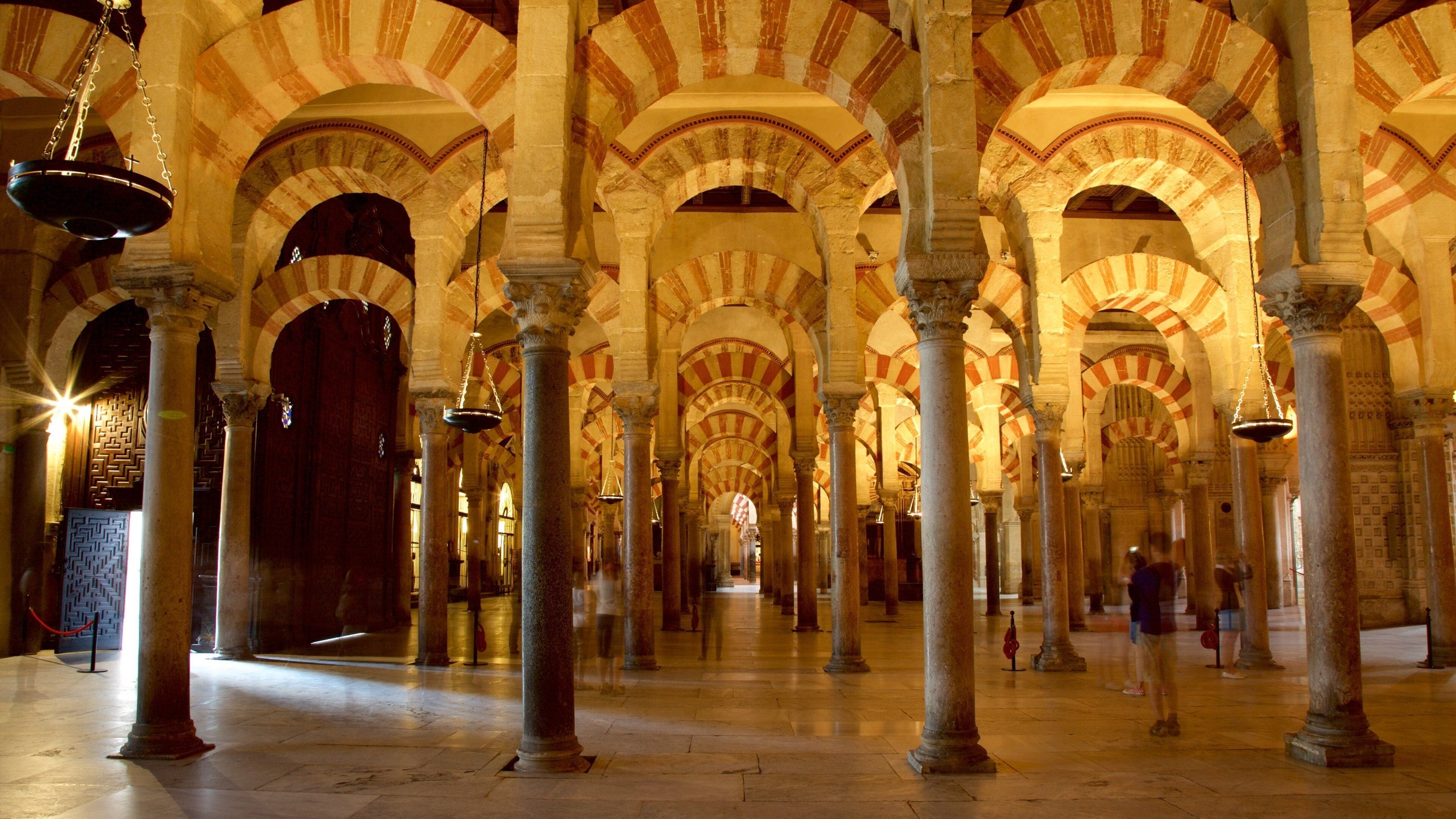 Mezquita de Córdoba ofreciendo elementos patrimoniales y vista interna