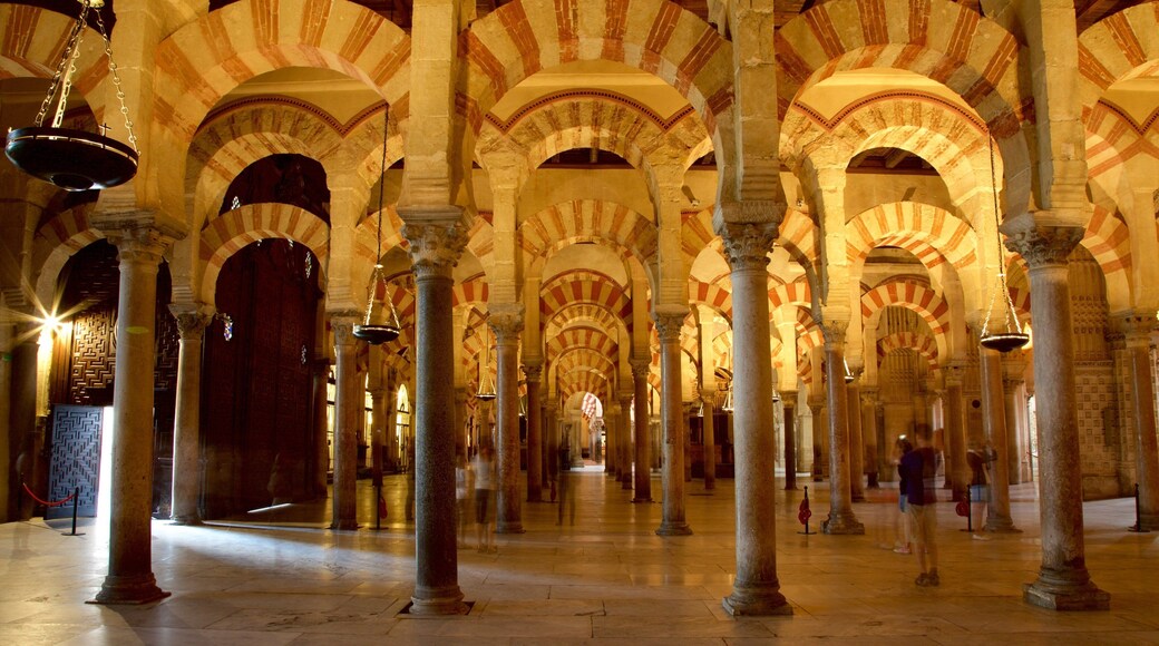 Mezquita de Córdoba ofreciendo elementos patrimoniales y vista interna