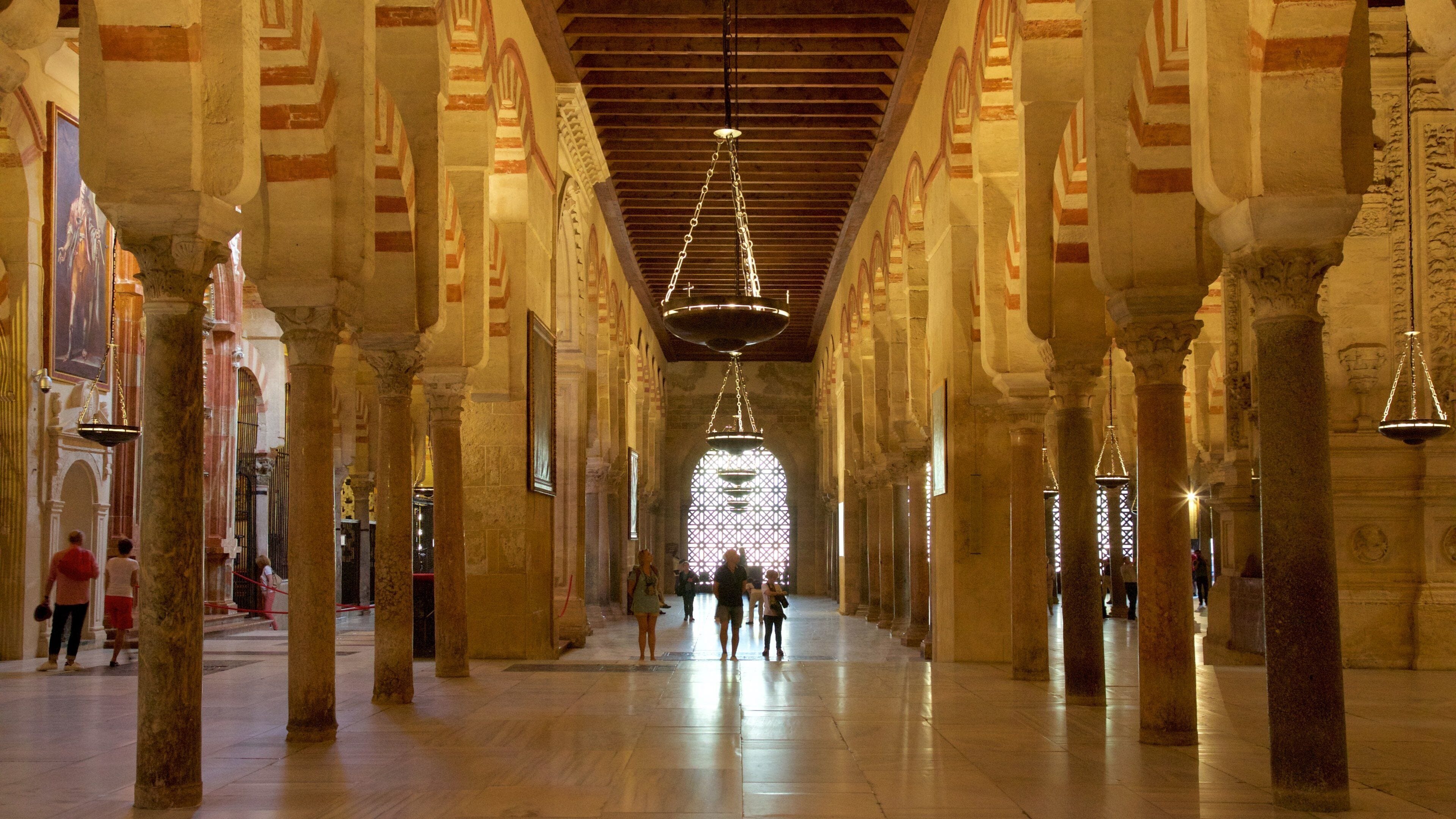 Mezquita de Córdoba ofreciendo vistas interiores y elementos del patrimonio