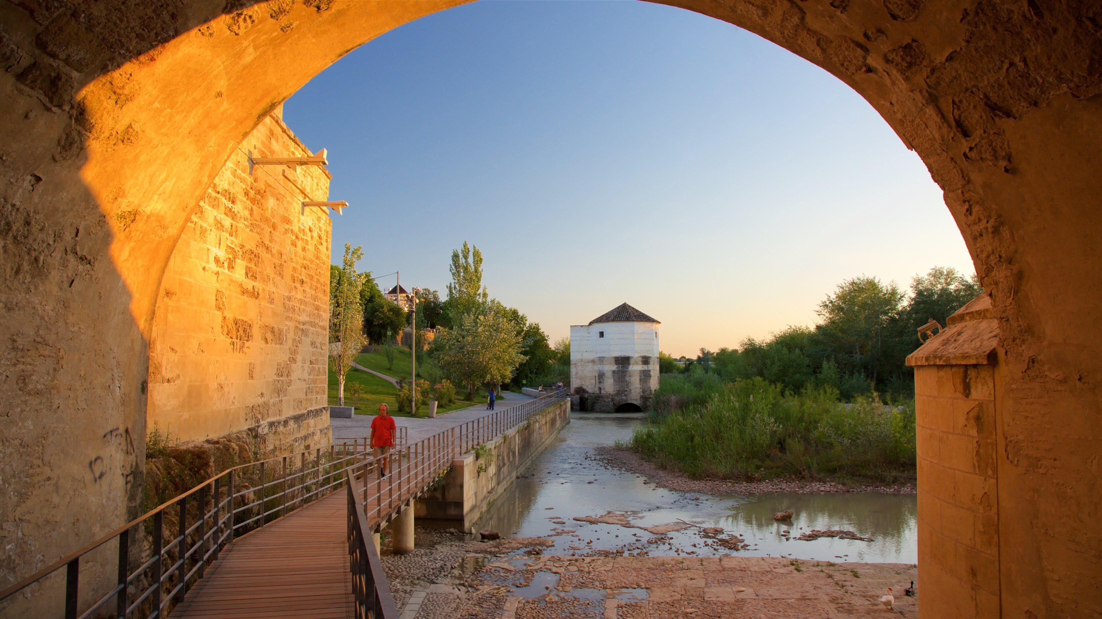 Puente romano que incluye un río o arroyo