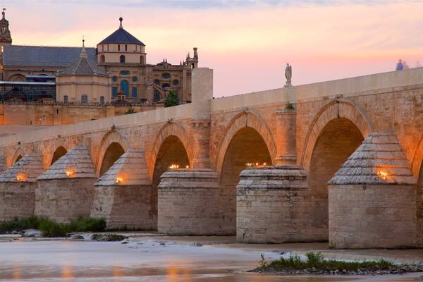 Roman Bridge mettant en vedette pont, patrimoine historique et riviĂšre ou ruisseau