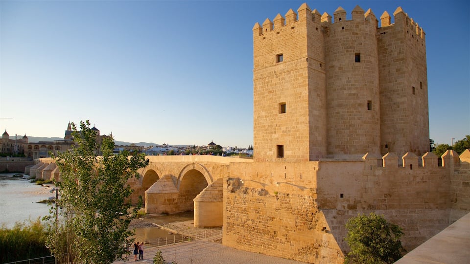 Calahorra Tower toont een rivier of beek en historisch erfgoed