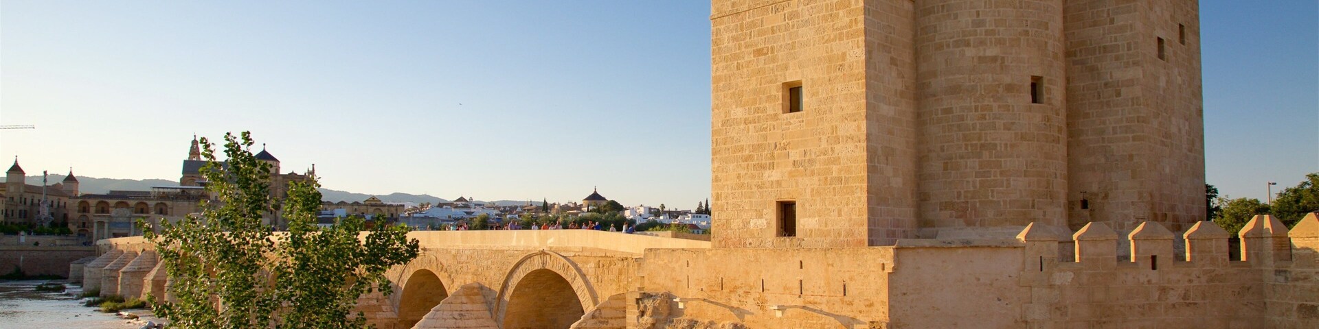 Torre de la Calahorra ofreciendo elementos patrimoniales y un río o arroyo