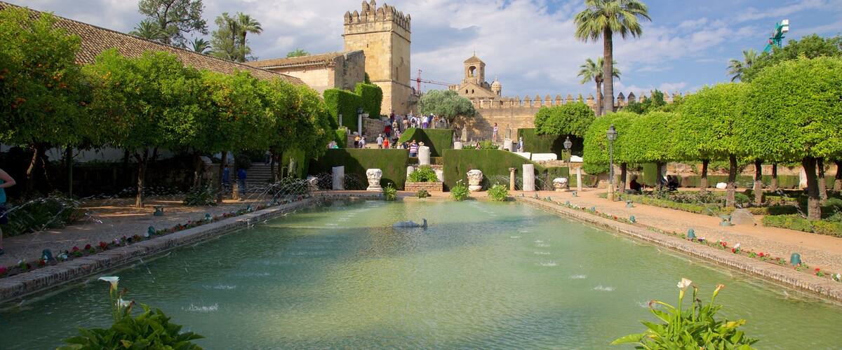 Alcazar of Cordoba qui includes jardin et mare