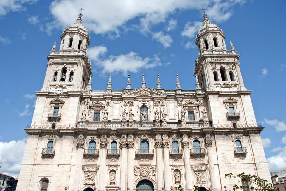 Una catedral grande y ornamentada con dos torres de campanas y detalles arquitectónicos intrincados.