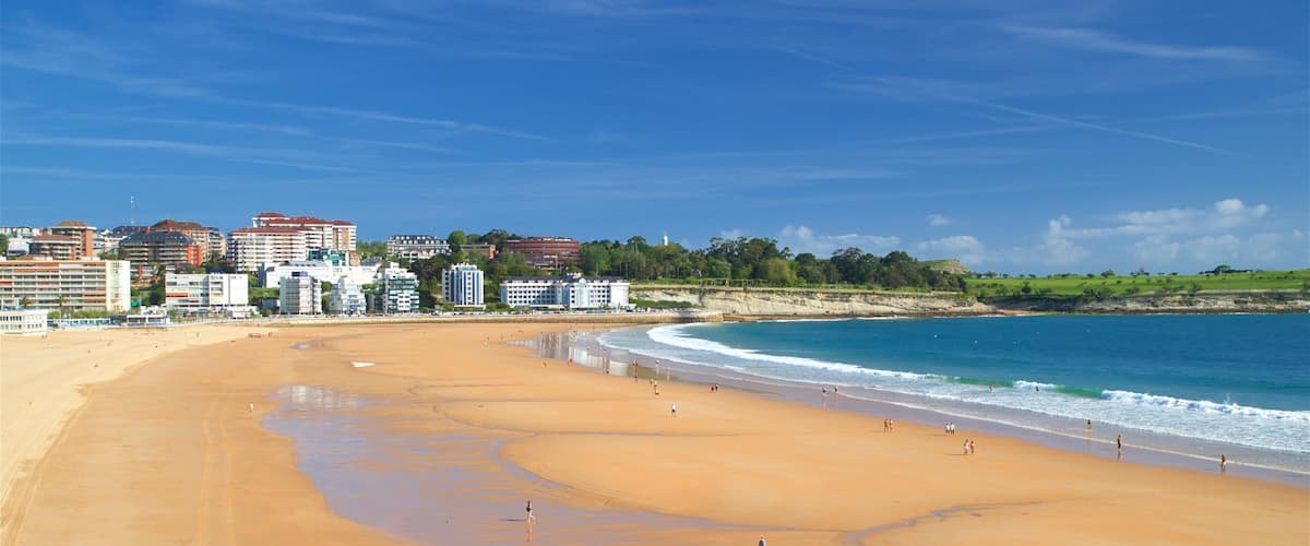 Playa del Camello ofreciendo vistas generales de la costa, una ciudad y una playa de arena