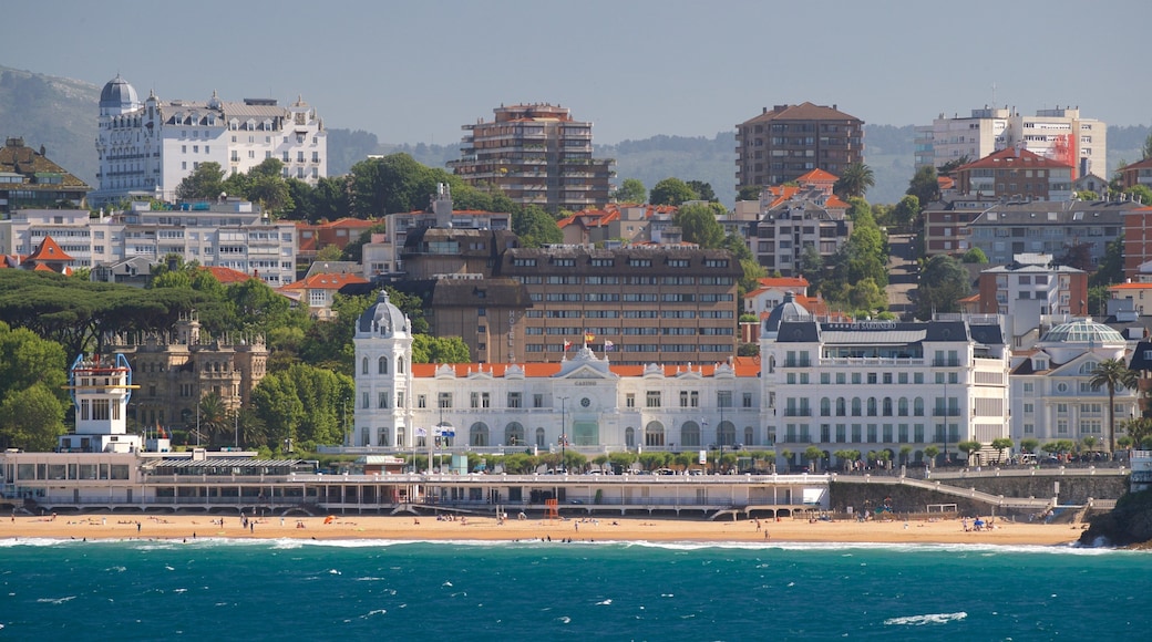 Playa El Sardinero que incluye una ciudad costera, elementos del patrimonio y vistas generales de la costa