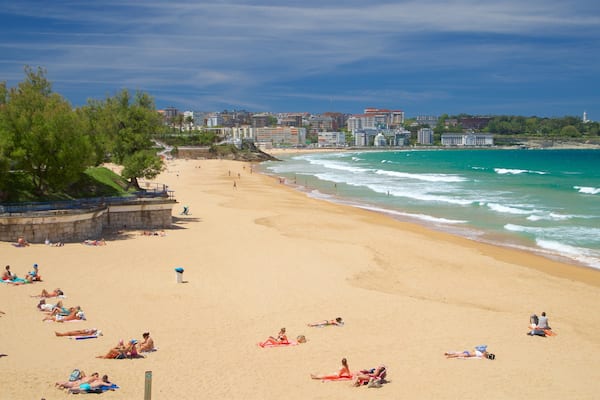 Strand El Sardinero welches beinhaltet allgemeine KĂŒstenansicht, Sandstrand und KĂŒstenort