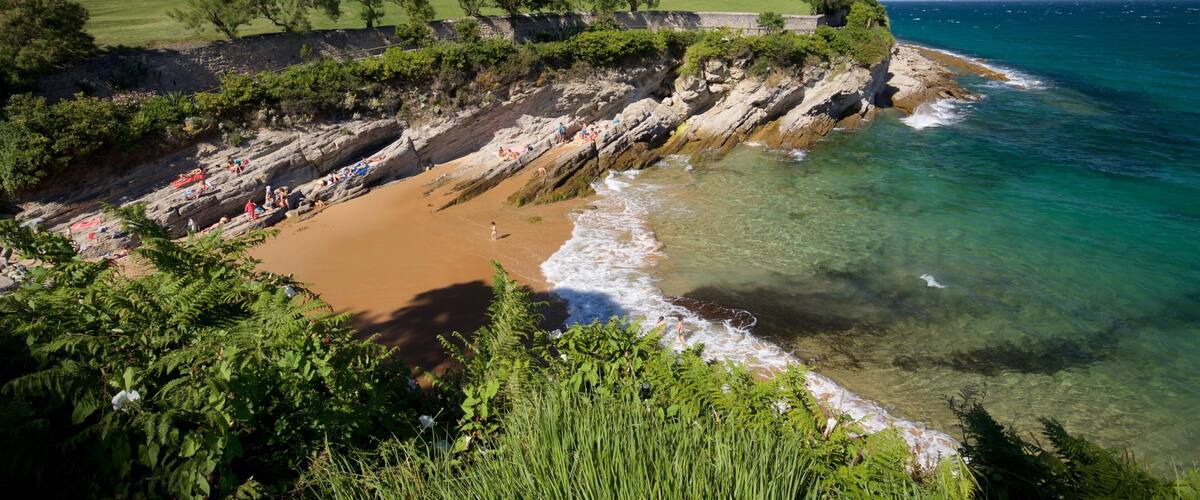 Playa El Sardinero que incluye una playa, vistas de una costa y litoral accidentado