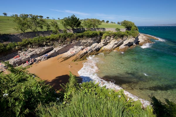 Plage El Sardinero montrant vues littorales, plage de sable et côte escarpée