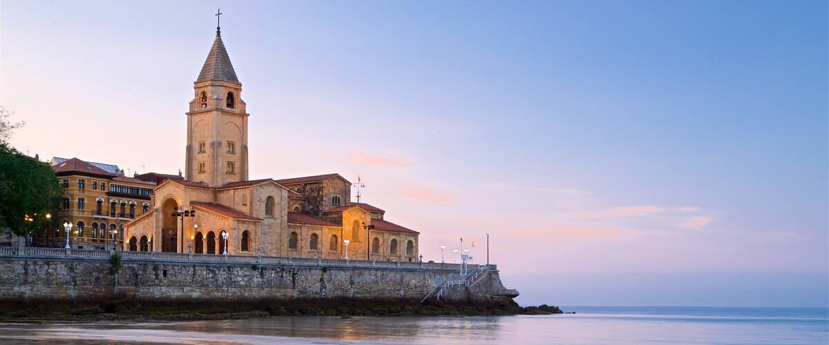 San Lorenzo Beach showing a coastal town, general coastal views and a sunset
