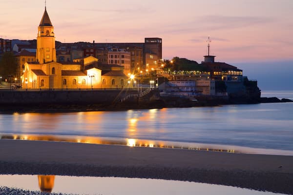Plage de San Lorenzo mettant en vedette patrimoine architectural, ville cĂŽtiĂšre et plage