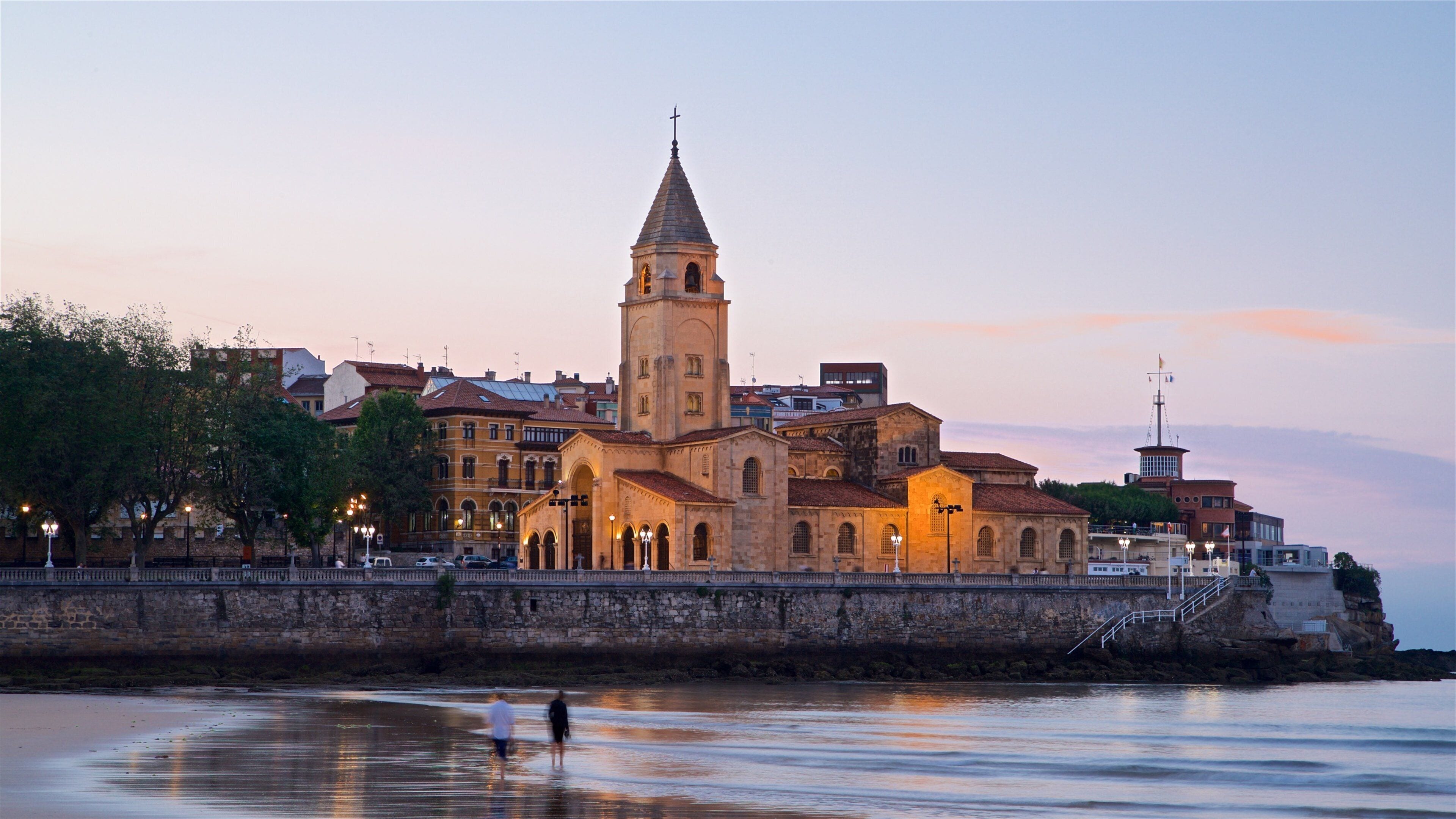 San Lorenzo Beach which includes general coastal views, a coastal town and heritage architecture