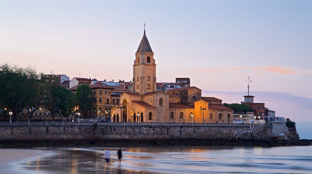 San Lorenzo Beach which includes general coastal views, a coastal town and heritage architecture