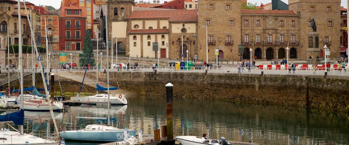 Palacio de Revillagigedo que incluye una bahía o puerto, elementos del patrimonio y una ciudad