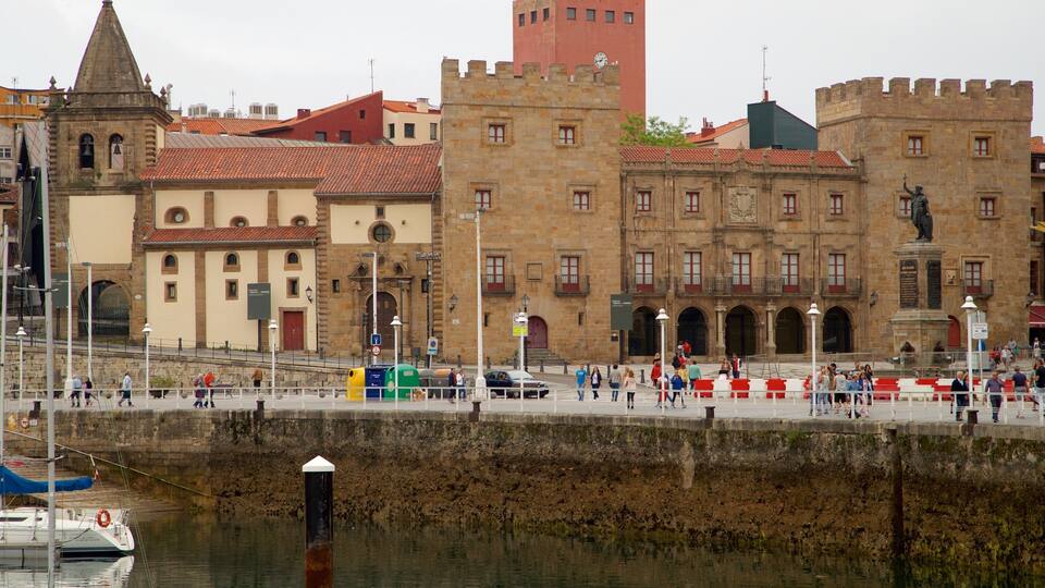 Palacio de Revillagigedo featuring a city, a bay or harbor and heritage elements