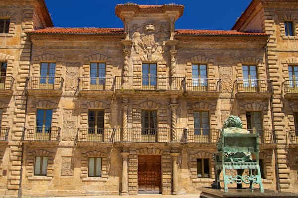 Palacio de Camposagrado mit einem historische Architektur und Statue oder Skulptur