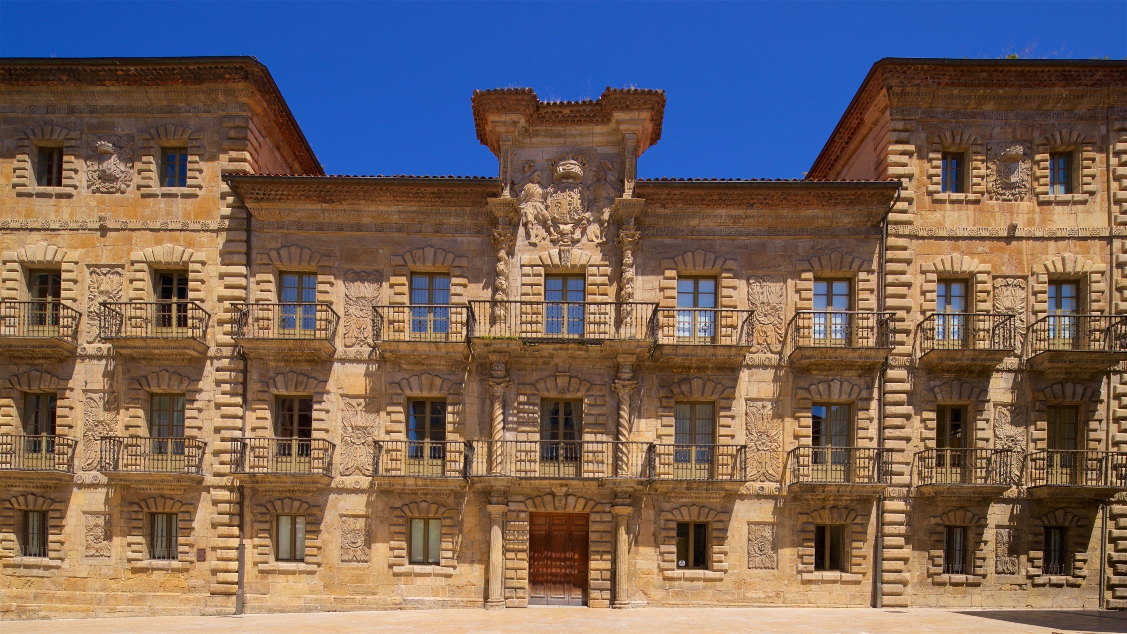 Palacio de Camposagrado featuring heritage architecture