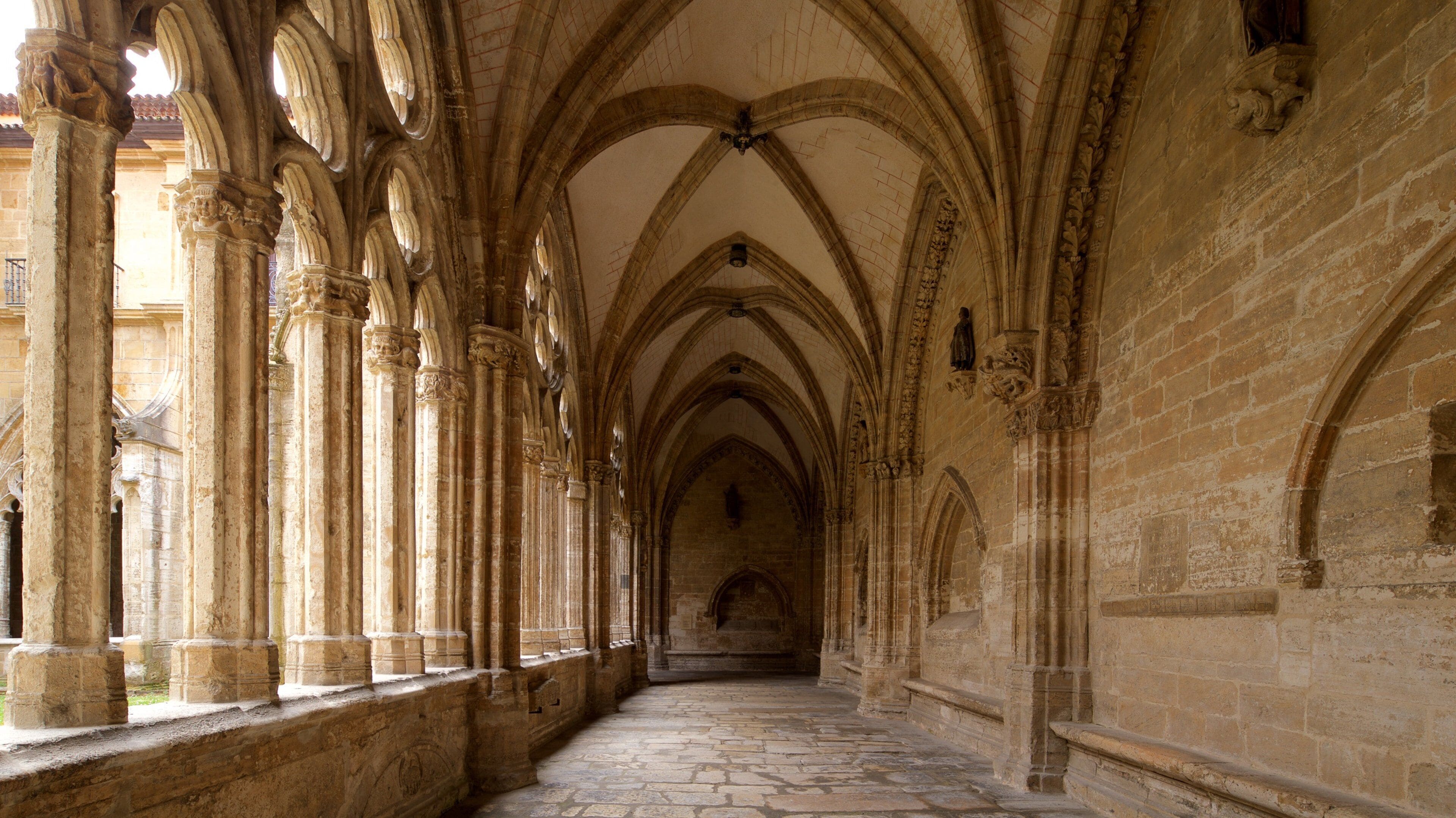 Oviedo Katedral som viser kulturarvsgenstande og interiør