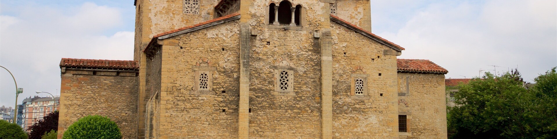 San Julian de los Prados which includes heritage architecture