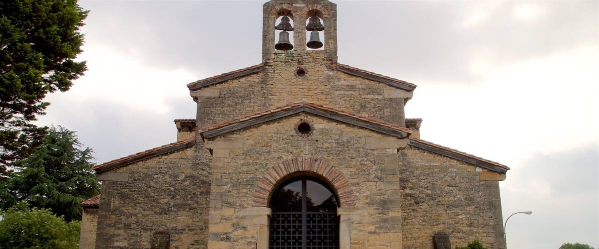 San Julian de los Prados showing heritage architecture