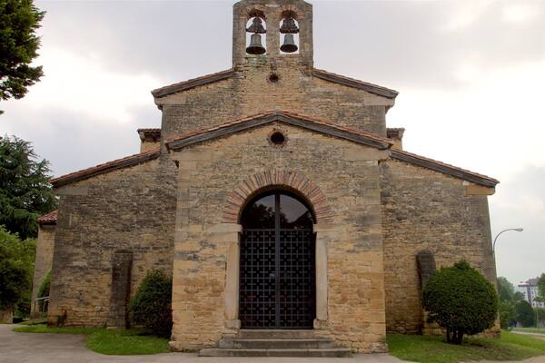 Ăglise Saint-Julien-des-PrĂ©s montrant patrimoine architectural