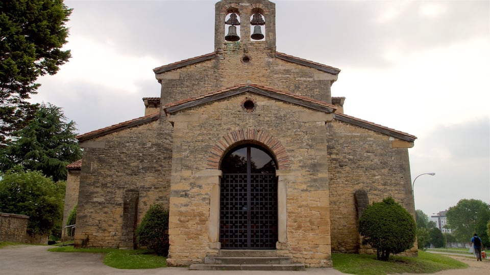 San Julian de los Prados which includes heritage architecture
