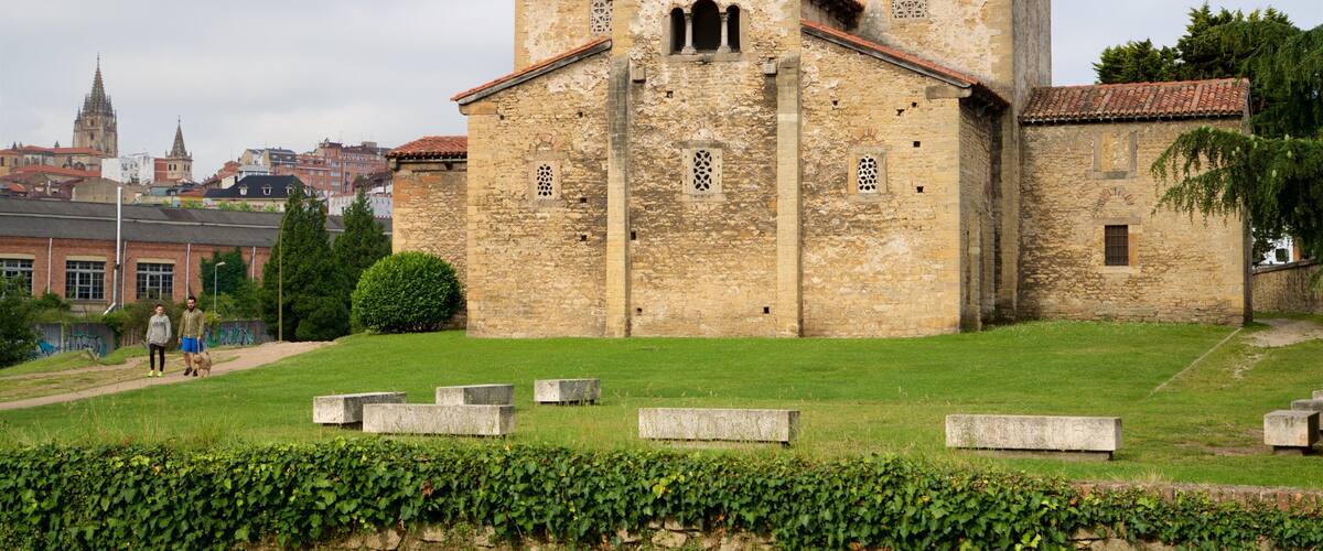 San Julian de los Prados bevat historische architectuur, een stad en hiken of wandelen