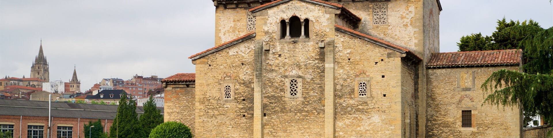 San Julián de los Prados welches beinhaltet historische Architektur, Wandern oder Spazieren und Stadt