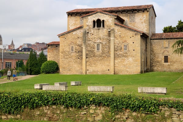 San Julián de los Prados welches beinhaltet historische Architektur, Wandern oder Spazieren und Stadt
