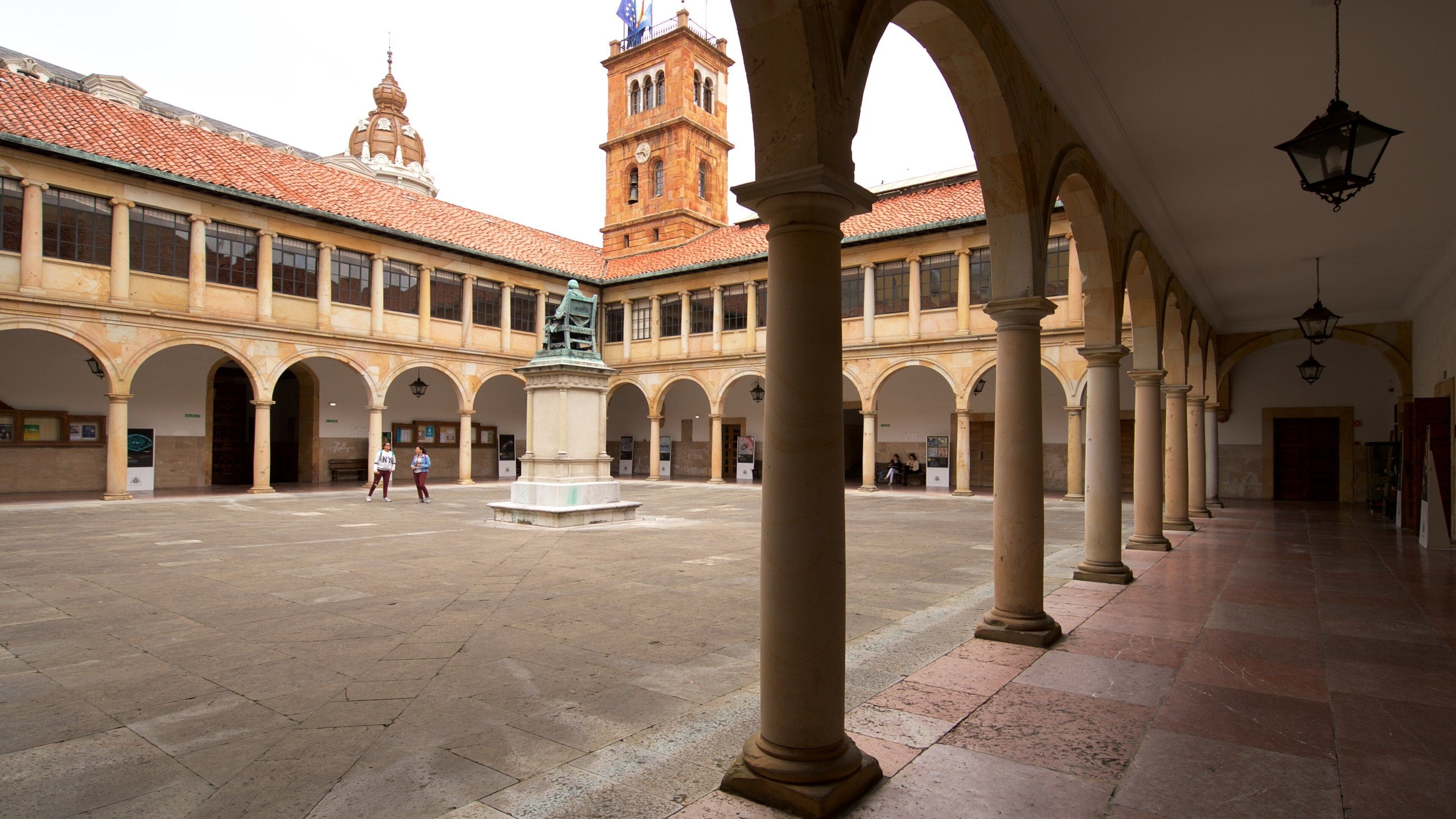 Universidad de Oviedo ofreciendo elementos del patrimonio y una estatua o escultura