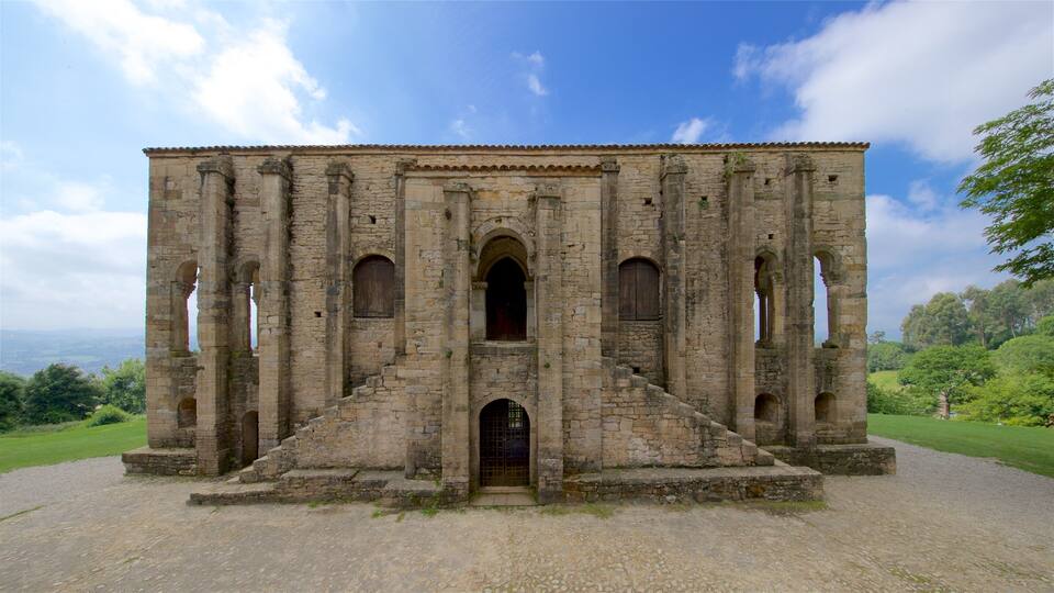 Santa Maria del Naranco caracterizando arquitetura de patrimônio