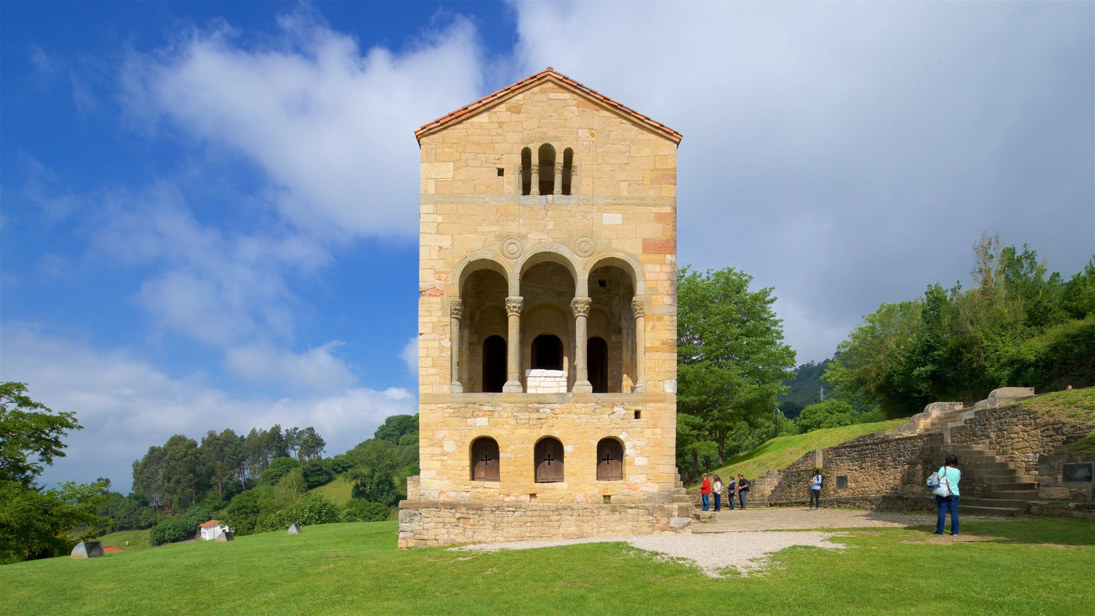 Santa Maria del Naranco bevat historische architectuur en ook een klein groepje mensen