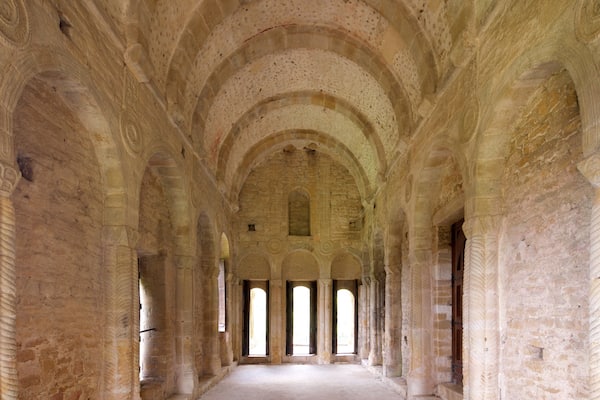 Église Santa María del Naranco qui includes patrimoine historique et vues intérieures