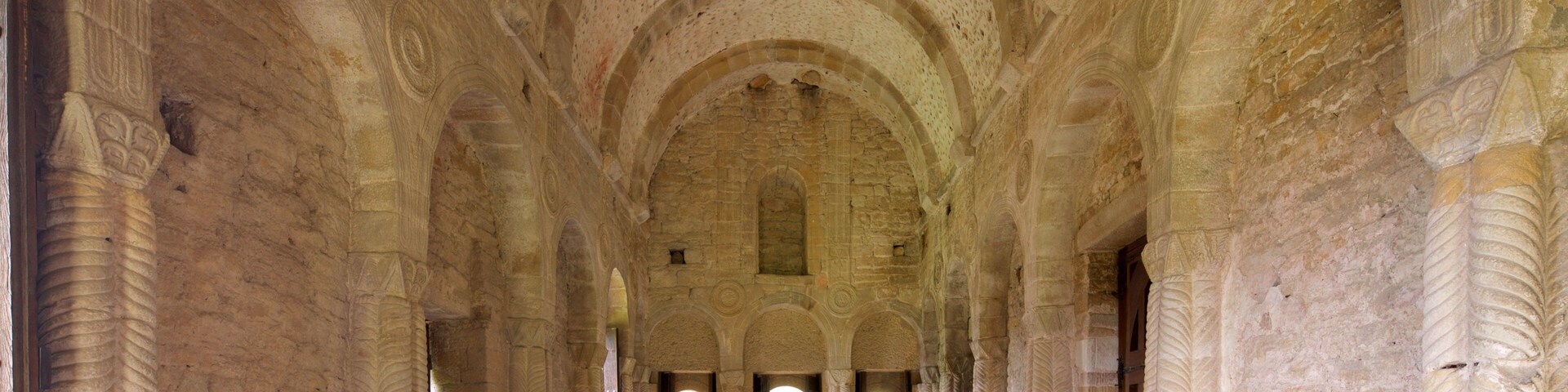 Ăglise Santa MarĂa del Naranco qui includes patrimoine historique et vues intĂ©rieures