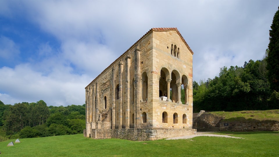 Santa Maria del Naranco que inclui arquitetura de patrimônio