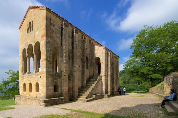 Santa Maria del Naranco showing heritage architecture