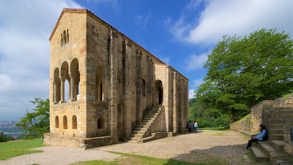Santa Maria del Naranco que inclui arquitetura de patrimônio
