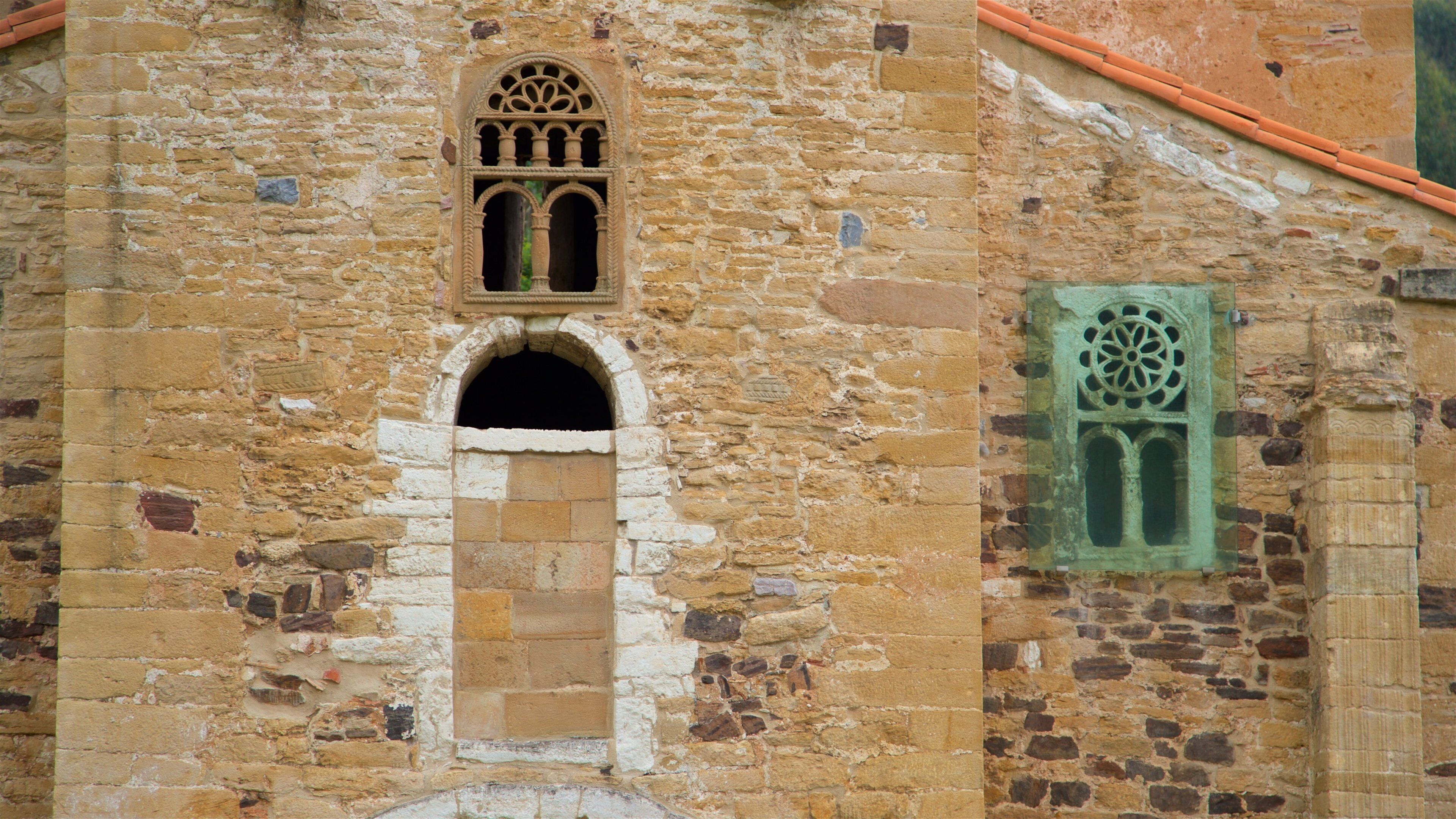 San Miguel de Lillo featuring heritage elements