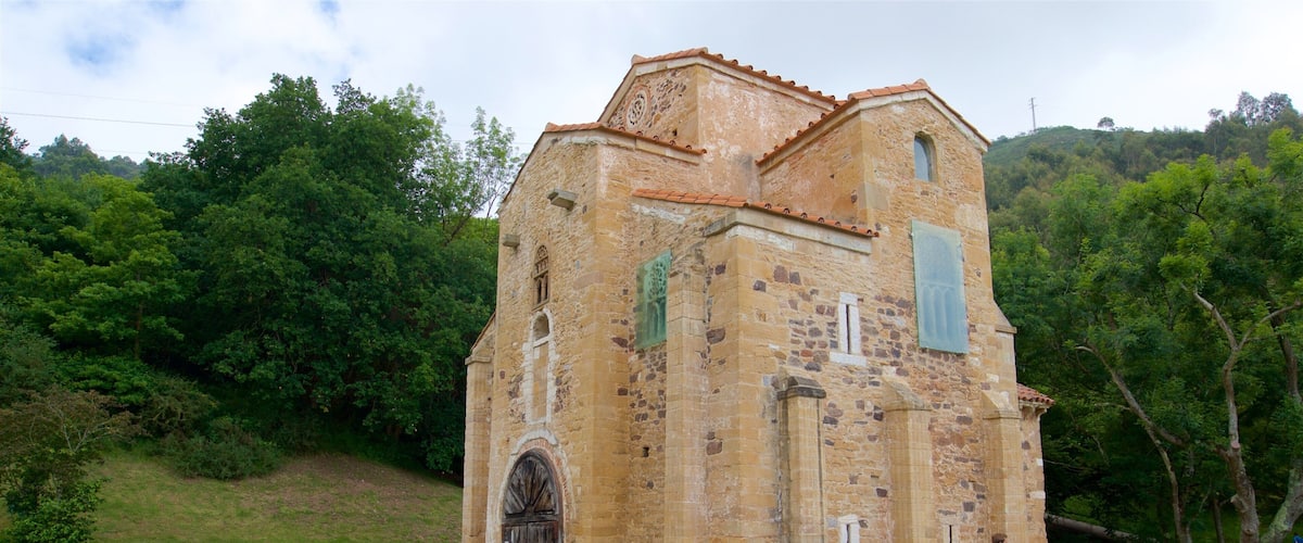 San Miguel de Lillo johon kuuluu vanha arkkitehtuuri sekä pari