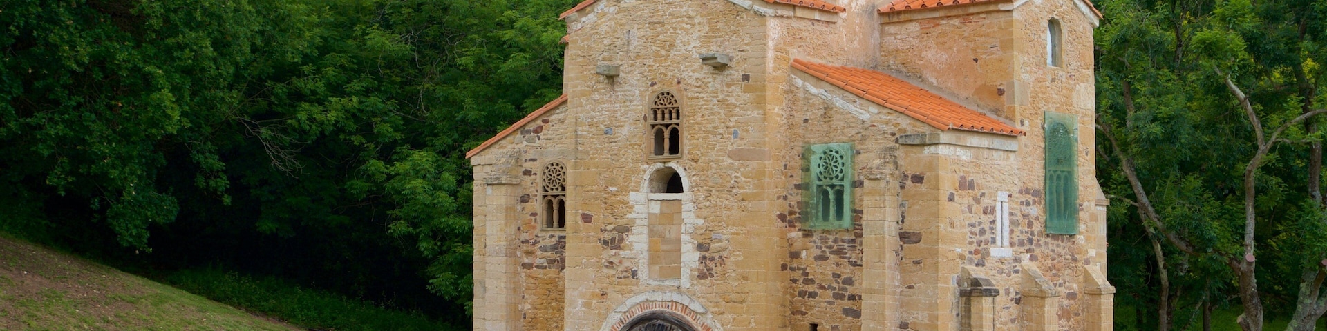 Ăglise Saint-Michel-de-Lillo montrant patrimoine architectural