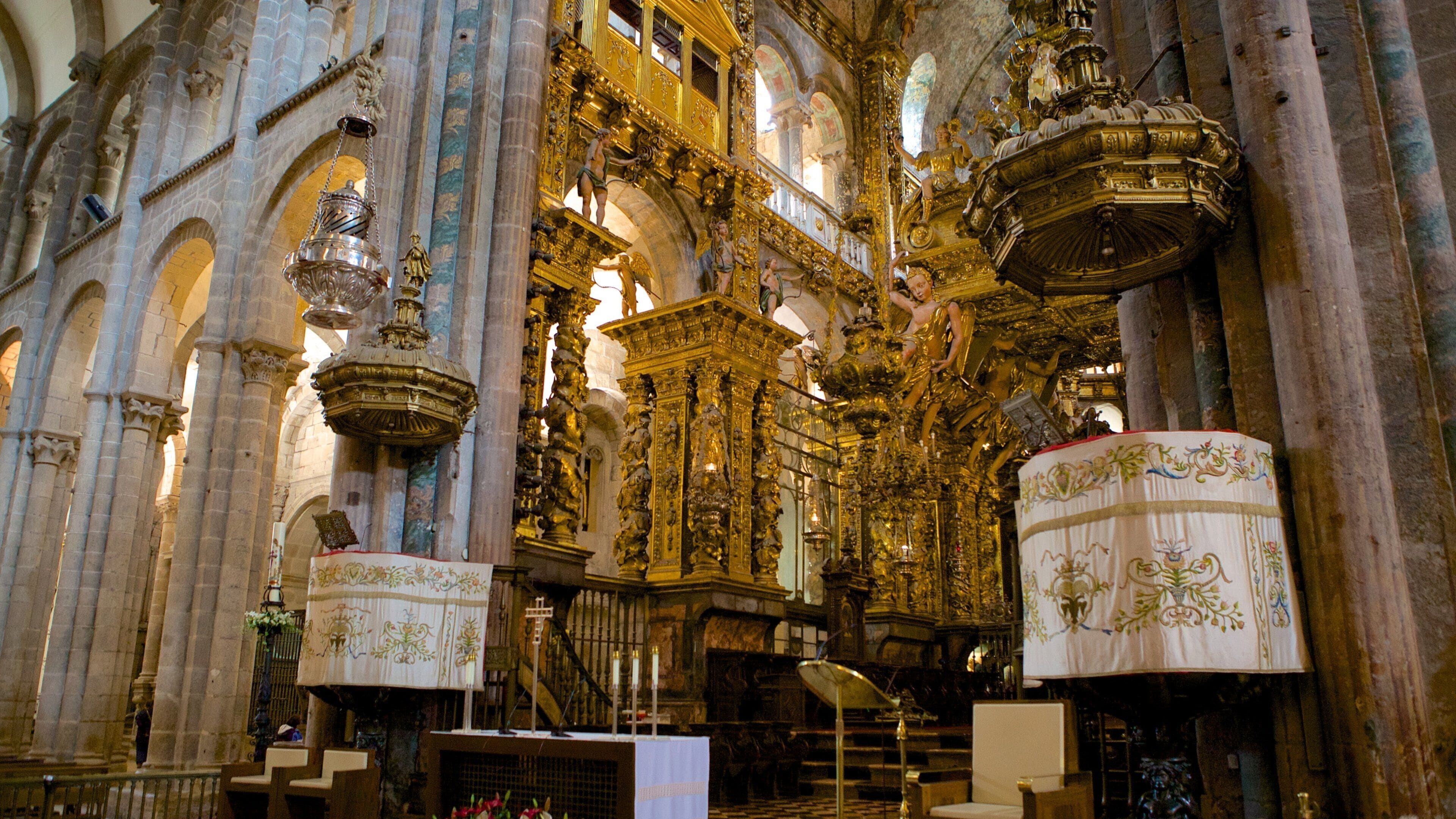 Cathédrale de Saint-Jacques-de-Compostelle mettant en vedette patrimoine historique, éléments religieux et église ou cathédrale
