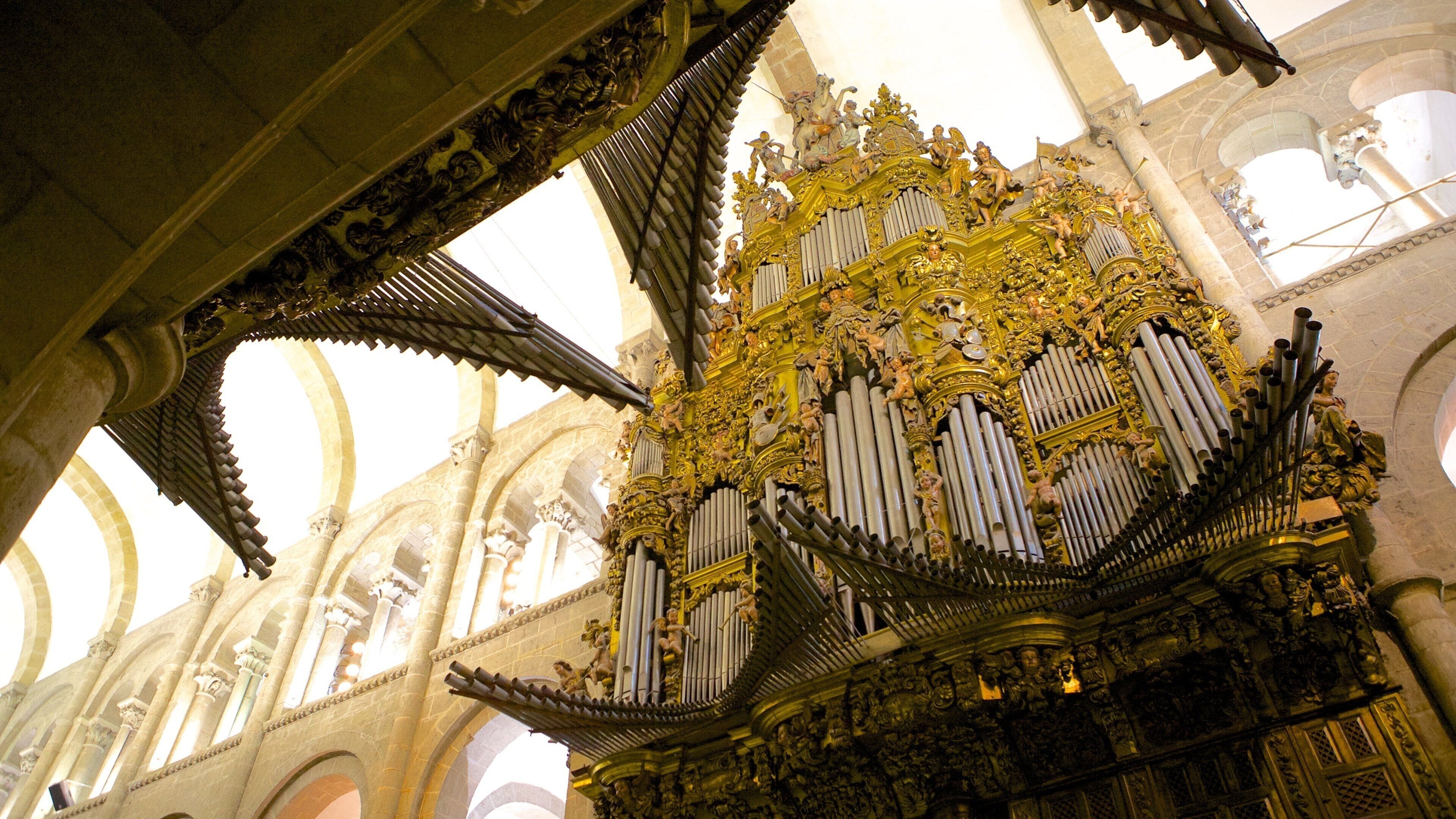 Santiago de Compostela Cathedral which includes heritage elements, a church or cathedral and interior views
