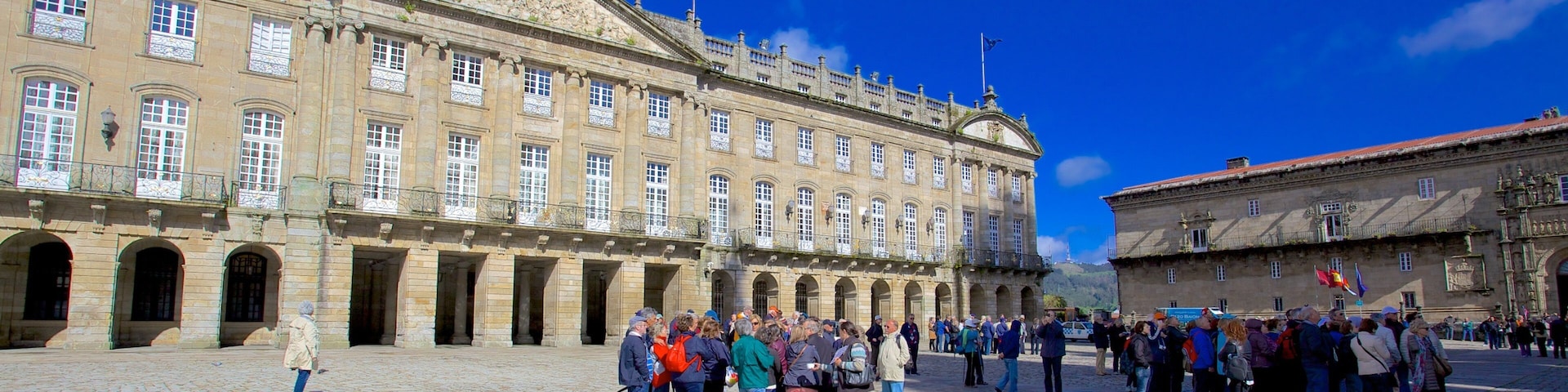 Plaza del Obradoiro mit einem Platz oder Plaza, Straßenszenen und historische Architektur